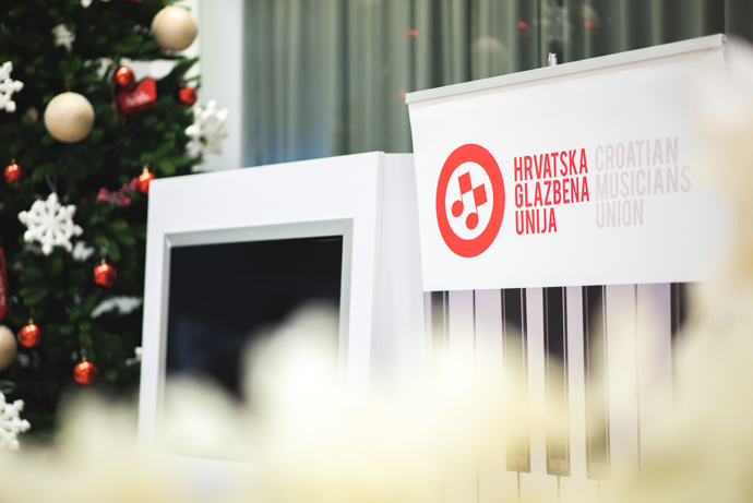 Zagrebački Djed Mraz razveselio mališane HGU-a